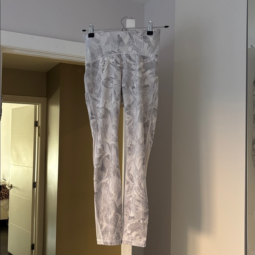 Lululemon Grey White patterned leggings